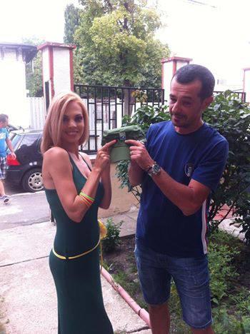 TV - in planul doi, stanga, intrand pe poarta, bitzu falticineanu. in curand, la PVTV!